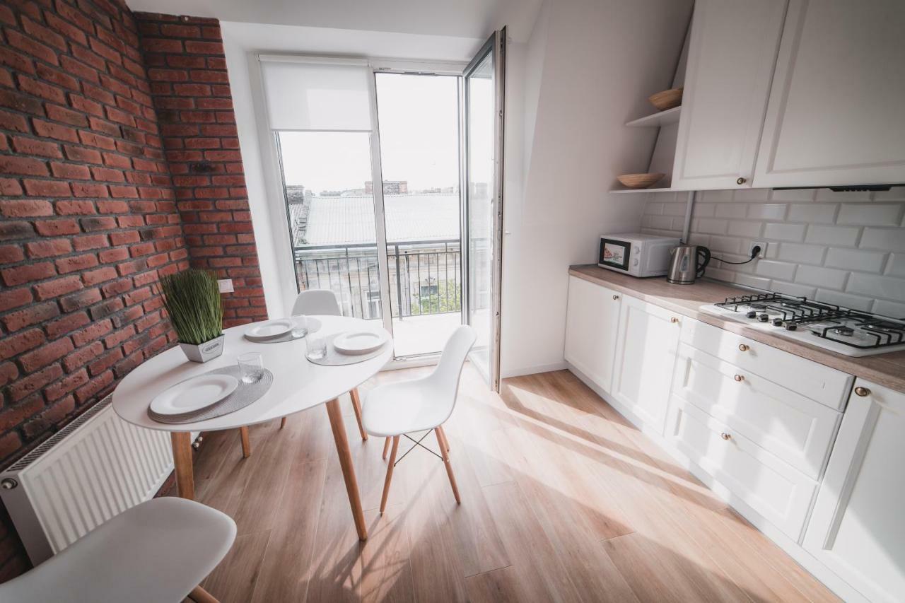 Kostjukowski Apartments Lychakivska 70A リヴィウ エクステリア 写真